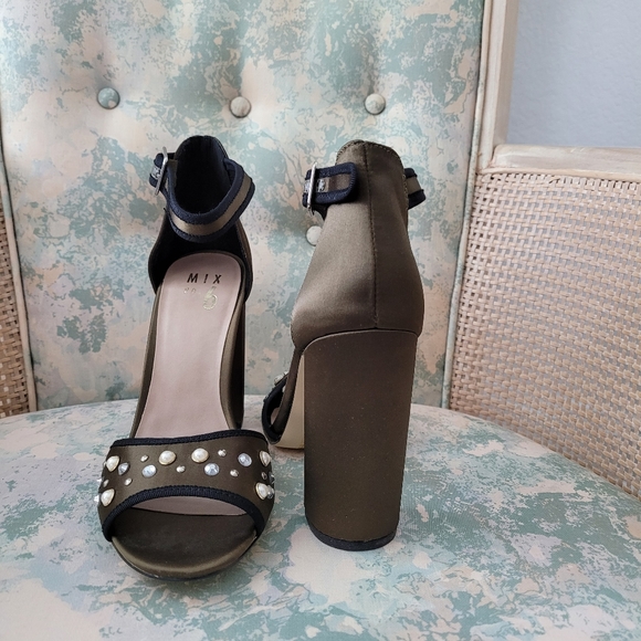New Olive Green Ankle Strap Pumps with Pearls/Crystals sz 7.5 - Picture 2 of 9